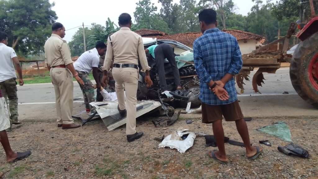 Surajpur News : Car and truck collided in the early morning