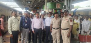 Read more about the article magistrate ticket checking रायपुर से राजनांदगांव के बीच मजिस्ट्रेट टिकट चेकिंग, 323 यात्रियों से वसूला गया जुर्माना