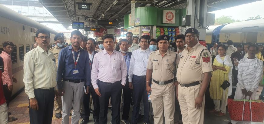 magistrate ticket checking रायपुर से राजनांदगांव के बीच मजिस्ट्रेट टिकट चेकिंग, 323 यात्रियों से वसूला गया जुर्माना