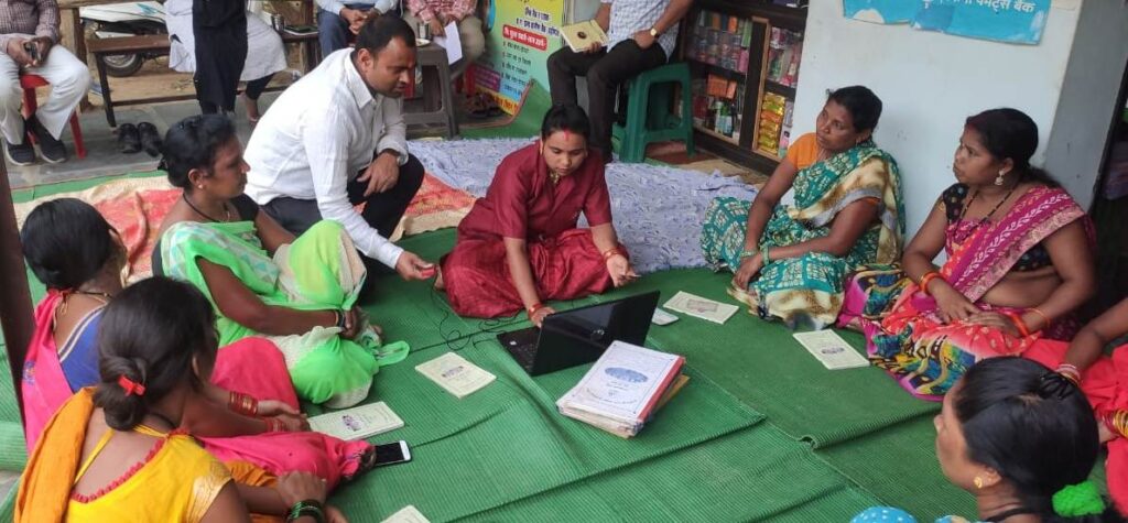 Bank Facilities Raipur : नक्सल प्रभावित क्षेत्रों में लोगों तक बैंक दीदीयां पहुंचा रही बैंक सुविधाएं