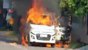 Fire पत्नी और बेटे के साथ कार में बैठा परेशान शख्स और लगा ली आग