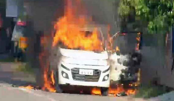 You are currently viewing Fire : पत्नी और बेटे के साथ कार में बैठा परेशान शख्स और लगा ली आग