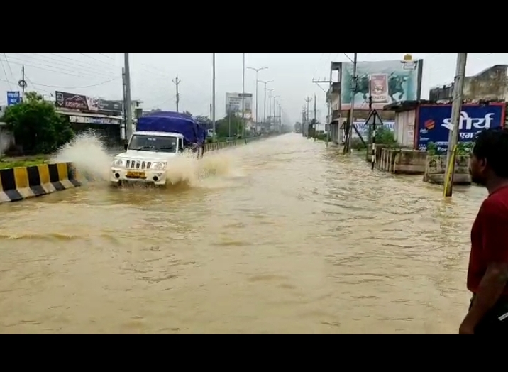 You are currently viewing 17, Mahasamund News बीती रात से लगातार हो रही बारिश से जीवन हुआ अस्त व्यस्त…देखिये वीडियो