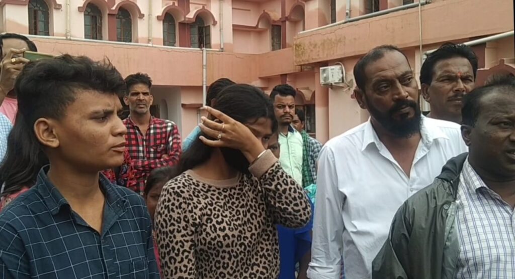 Narayanpur Breaking News : नक्सल पीड़ित और शहीद परिवार के बच्चो ने रो-रोकर बस्तर कमिश्नर से एडमिशन कराने की लगाई गुहार