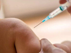 Vaccine Tips : बच्चे को लगवाया है वैक्सीन तो दर्द कम करने के लिए अपनाए ये टिप्स