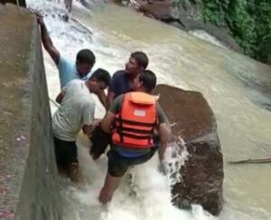 Read more about the article Breaking – jatmai :  जतमई वाटरफॉल में डूबे लड़के का 16 घंटे बाद मिला शव
