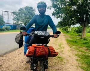 Read more about the article india tour by bicycle – साइकिल से भारत भ्रमण: कर्नाटक के चित्रगुड़ा से निकला युवक पहुँचा गरियाबंद, अंजान दोस्त की यादें ले कर निकल पड़ा अपने अगली मंज़िल की ओर