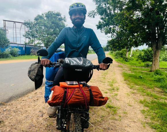 You are currently viewing india tour by bicycle – साइकिल से भारत भ्रमण: कर्नाटक के चित्रगुड़ा से निकला युवक पहुँचा गरियाबंद, अंजान दोस्त की यादें ले कर निकल पड़ा अपने अगली मंज़िल की ओर