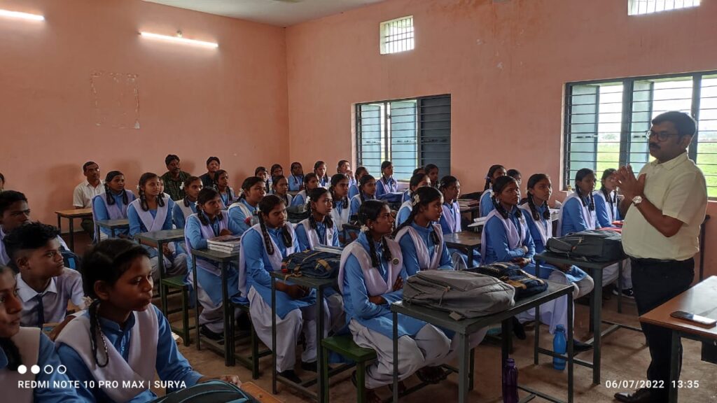 जिला शिक्षा अधिकारी ने किया Khaprikala स्कूल का औचक निरीक्षण