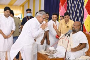 Read more about the article रायपुर : CM Baghel शामिल हुए राष्ट्र संत ललितप्रभ सागर जी के दिव्य सत्संग प्रवचन माला के कार्यक्रम में