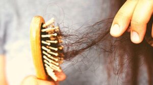 2022 Tips : झड़ते बालों की रोकने के लिए अपनाइये ये पांच टिप्स