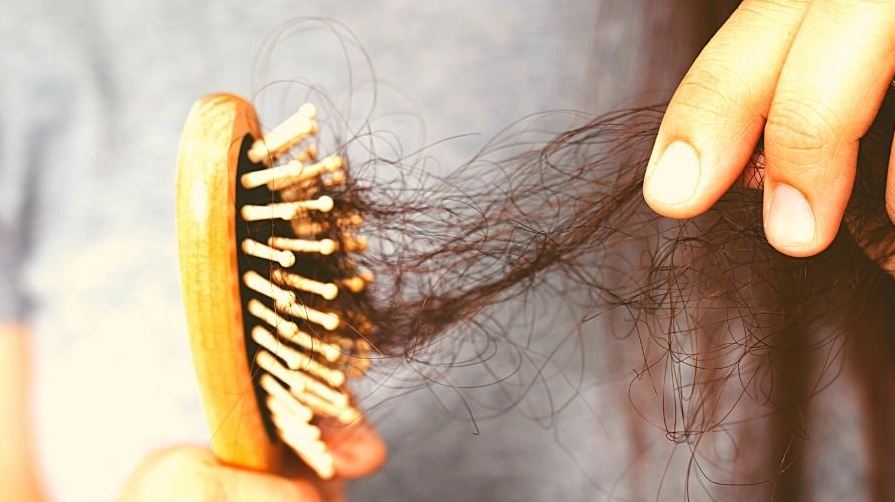 You are currently viewing 2022 Tips : झड़ते बालों की रोकने के लिए अपनाइये ये पांच टिप्स