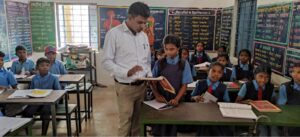 Read more about the article Dhamtari News : बच्चों की शैक्षणिक प्रगति की जानकारी लेने बी.ई.ओ. ने बालबाड़ी केंद्र एवं शालाओं का किया निरीक्षण