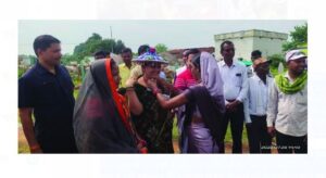 Tihar : विधायक छन्नी साहू को ग्रामीणों ने पहनाई खुमरी, मनाया गया हरेली तिहार