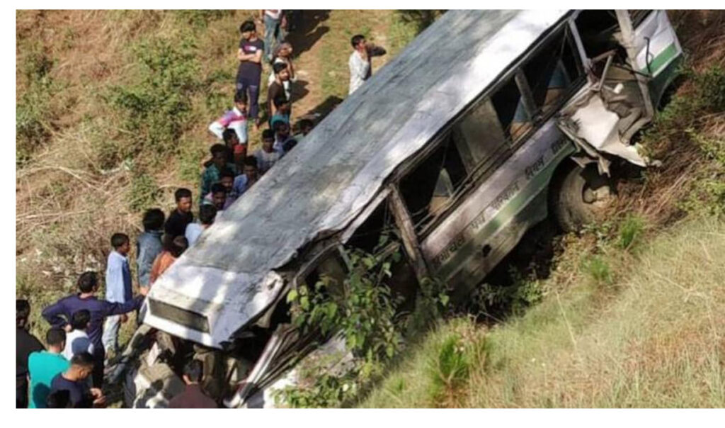 Bus Accident स्कूल बस खाई में गिरी, बच्चों सहित 10 लोगों की मौत