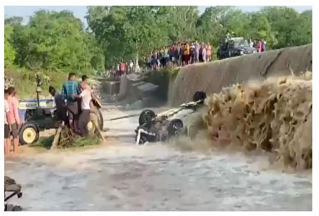 Uttarakhand Car Accident : नदी में बह गई पर्यटकों से भरी कार, हादसे में 9 लोगों की मौत