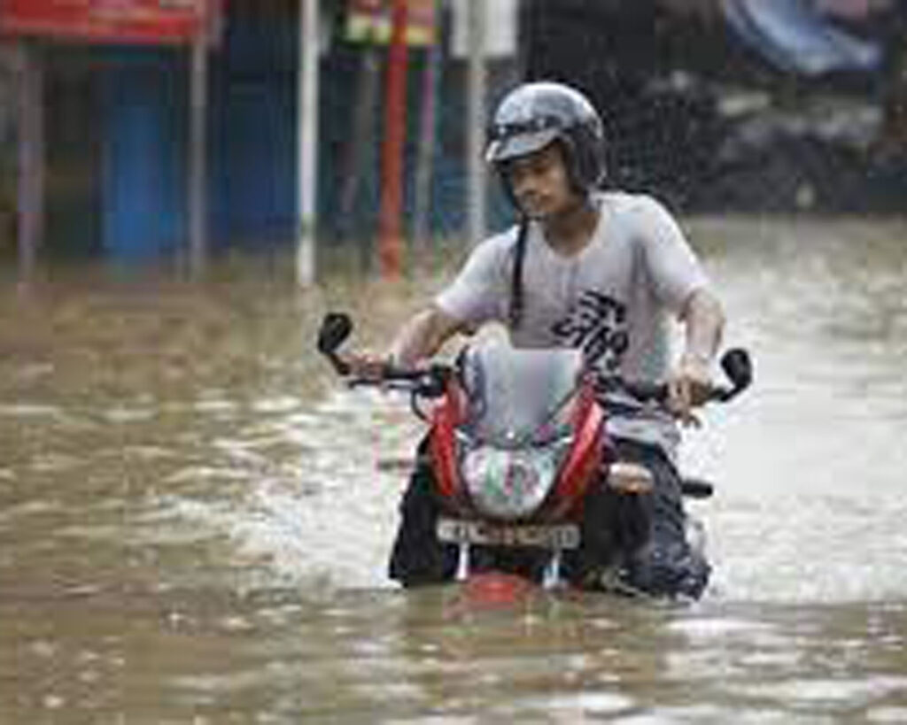 flood ravages : देश के कई इलाकों में बारिश और बाढ़ के कारण हाहाकार, इन राज्यों में अलर्ट जारी