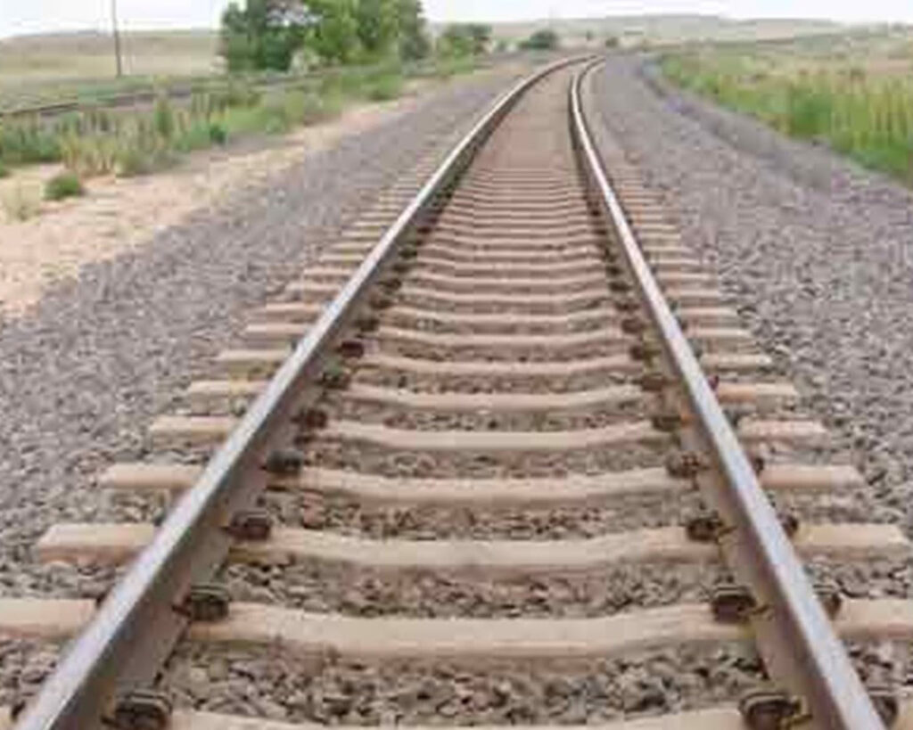 15 पन्नों के Suicide note के साथ ट्रेन की पटरी पर लेटा शख्स