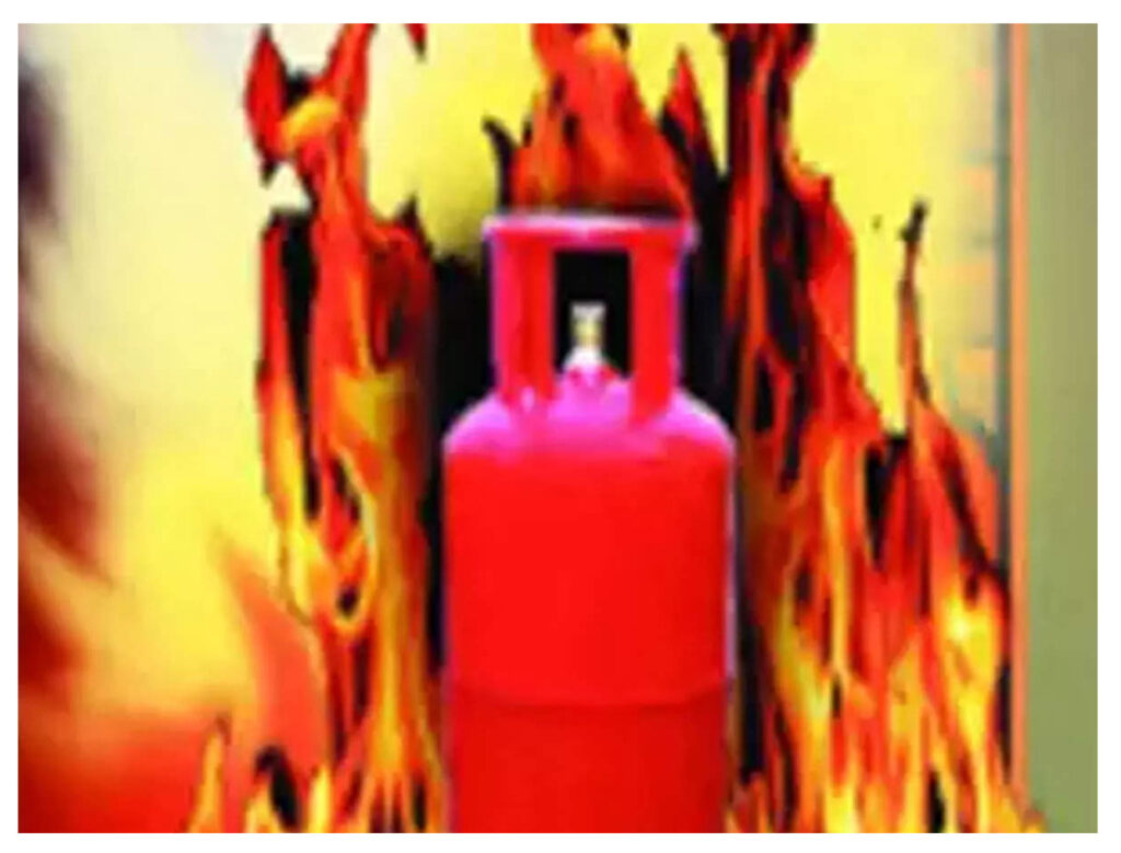 आग पर पानी डालते ही Cylinder Blast, हुई कई मौतें