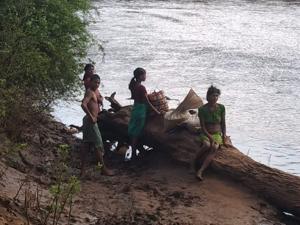 CG Narayanpur : अबूझमाड़ के ग्रामीण जान जोखिम में डालकर पीडीएस और दैनिक उपयोग की सामग्री के लिए नदी पार करने को मजबूर