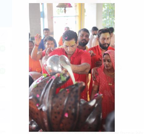 You are currently viewing Kavad Yatra Bhilai : हजारों भक्तों के साथ कांवड़ में जल लेकर निकले विधायक देवेंद्र यादव, पुष्प वर्षा से जगह-जगह हुआ कांवड़ पद यात्रा का भव्य स्वागत