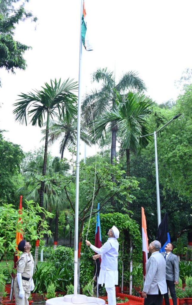 Flag hoisting in House : मुख्यमंत्री भूपेश बघेल ने स्वतंत्रता दिवस पर अपने निवास में किया ध्वजारोहण