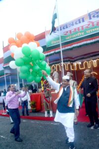 Sakti Janjgir-Champa : नगरीय प्रशासन मंत्री डॉ शिवकुमार डहरिया ने जांजगीर-चाम्पा जिले में किया ध्वजारोहण, ली परेड की सलामी