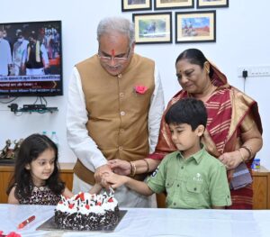 Raipur Today News : मुख्यमंत्री भूपेश बघेल ने अपने जन्मदिन के अवसर पर परिवार संग केक काटा...