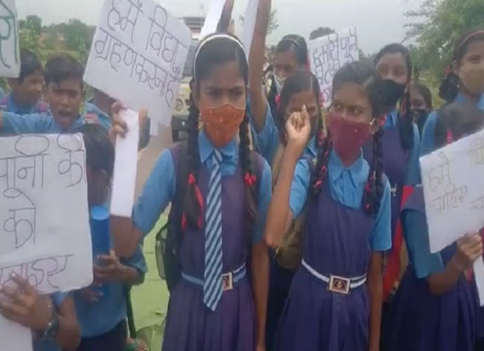 CG Dhamtari Today News : स्कूली बच्चों ने स्कूल में तालाबंदी कर स्टेट हाईवे पर किया चक्काजाम...