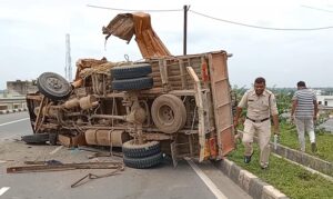 Read more about the article Pithora Mahasamund Accident :  पिथौरा नेशनल हाईवे 53 लहरौद पड़ाव ओवर ब्रिज के पास बड़ा हादसा…वीडियो