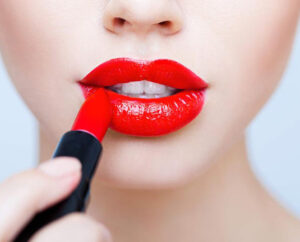 Red Lipstick : घर पर बनाए सुर्ख लाल रंग की लिपस्टिक, बहुत आसान है विधि
