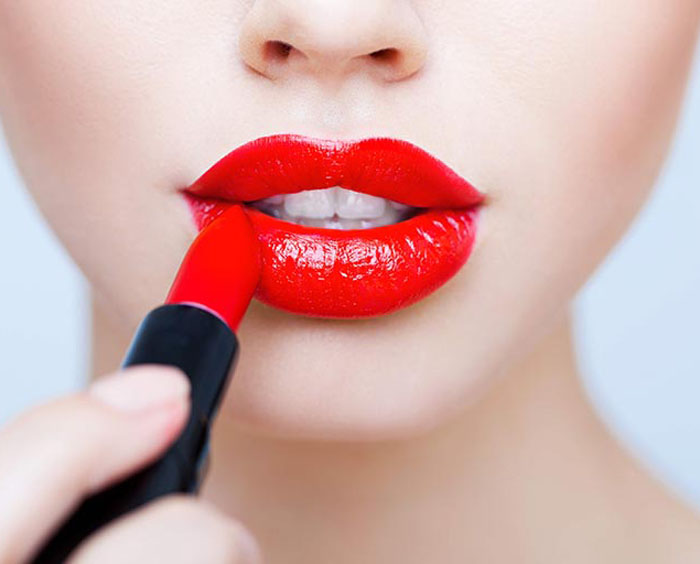 Red Lipstick : घर पर बनाए सुर्ख लाल रंग की लिपस्टिक, बहुत आसान है विधि