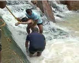 Jatmai Waterfall : पैर फिसलने से दो युवक बहे, मची अफरा-तफरी