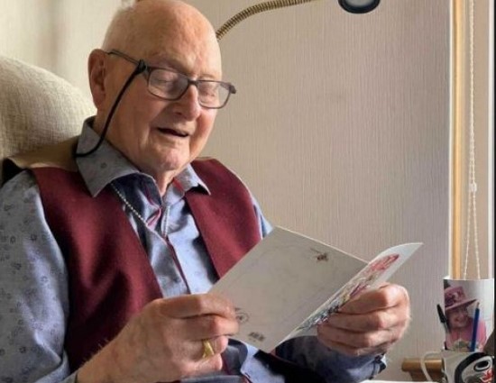Lifestyle : 102 साल के बुजुर्ग ने खोला राज...कैसे मिली लंबी आयु