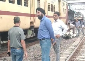 Read more about the article Shivnath Express : एक और ट्रेन हादसा, शिवनाथ एक्सप्रेस के 2 डिब्बे पटरी से उतरे, मौके पर पहुंचे अधिकारी