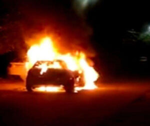 Fire In Car : चलती कार में लगी भीषण आग, पत्नी को लेकर पति ने किया ऐसा काम, तब जाकर बची मियां-बीवी की जान