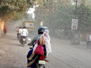 Read more about the article Champa station road became fatal : चांपा स्टेशन रोड हुआ जानलेवा, साल भर पहले बना था लाखों रुपए से चपाती जैसा काम चलाऊ रोड