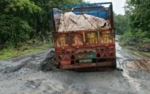Read more about the article Narayanpur News : घटिया गुणवत्ता के कारण बीच सड़क में ही फंस गया ट्रक