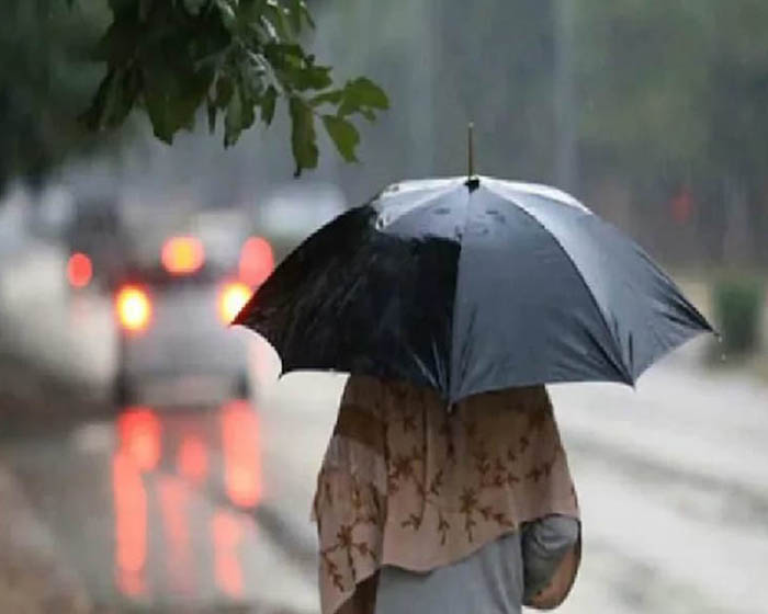 Light To Moderate Rain : भारी गर्मी और उमस से मिल सकती है राहत