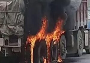 Fire In Truck Tire : चलती ट्रक के टायर में लगी भीषण आग