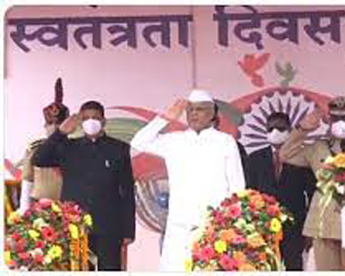 CM Bhupesh Baghel Hoisted The Tricolor : मुख्यमंत्री भूपेश बघेल ने रायपुर पुलिस ग्राउंड में फहराया तिरंगा