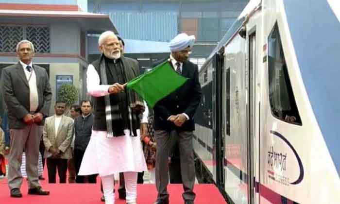 You are currently viewing Vande Bharat Express : पीएम मोदी ने वंदे भारत एक्सप्रेस को हरी झंडी दिखाकर किया रवाना…पैसेंजर बनकर की यात्रा