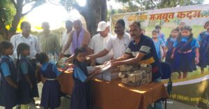 Read more about the article Surajpur News : छोटे पांव मजबूत कदम ने बच्चों के साथ मनाया तीसरा स्थापना दिवस,कॉपी पेंसिल का किया वितरण