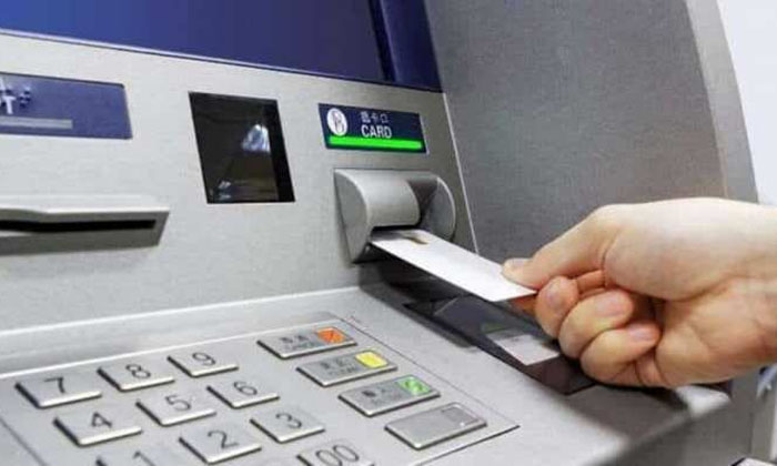 ATM Card Use : एटीएम कार्ड यूज करते हैं, तो आपको मुफ्त में मिलेंगे 5 लाख रुपये, जानिए कैसे?