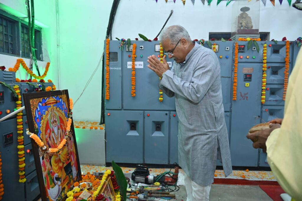 Vishwakarma Jayanti : मुख्यमंत्री ने विश्वकर्मा जयंती पर पूजा अर्चना कर प्रदेश की सुख समृद्धि की कामना की