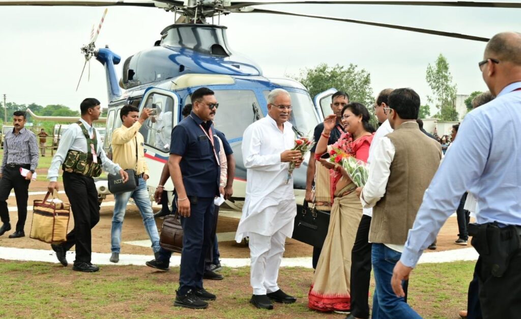 CG Today News : मुख्यमंत्री भूपेश बघेल के गुरुर हेलीपैड पहुचने पर जनप्रतिनिधियों एवं गणमान्य नागरिकों ने उनका आत्मीय स्वागत किया