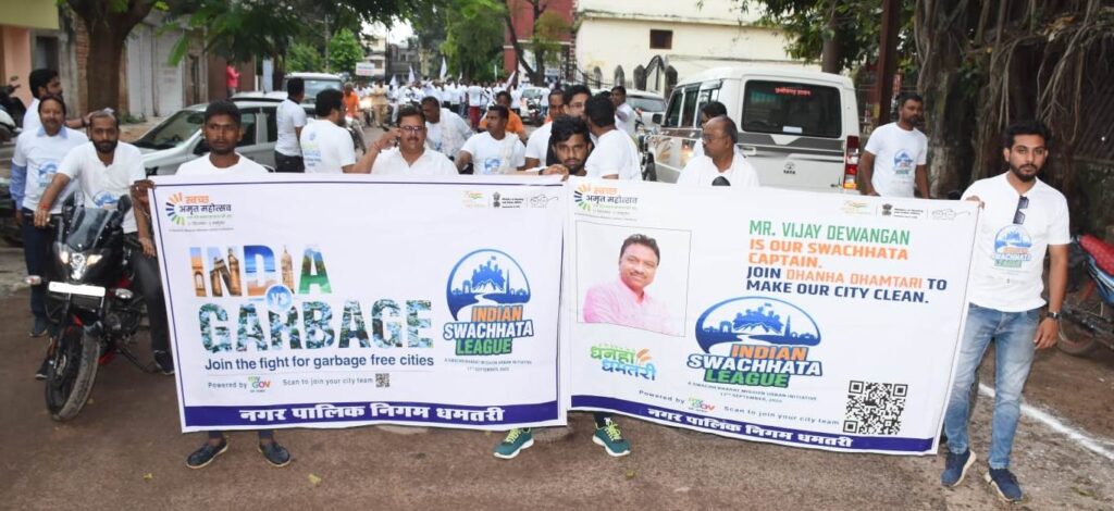 Dhamtari News : शहरवासियो को स्वच्छता का संदेश देने महापौर के आव्हान पर युवाओं ने निकाली बाइक रैली