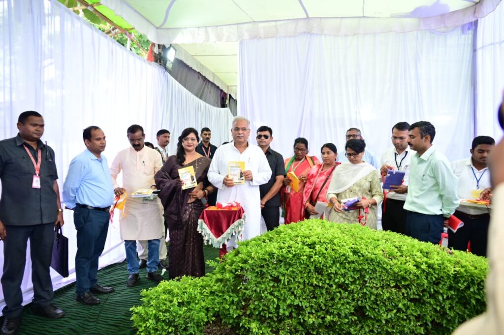 Chhattisgarh News : मुख्यमंत्री ने तुंहर योजना तुंहर दुआर बुकलेट व बालोद जिले की डायरेक्टरी का किया विमोचन