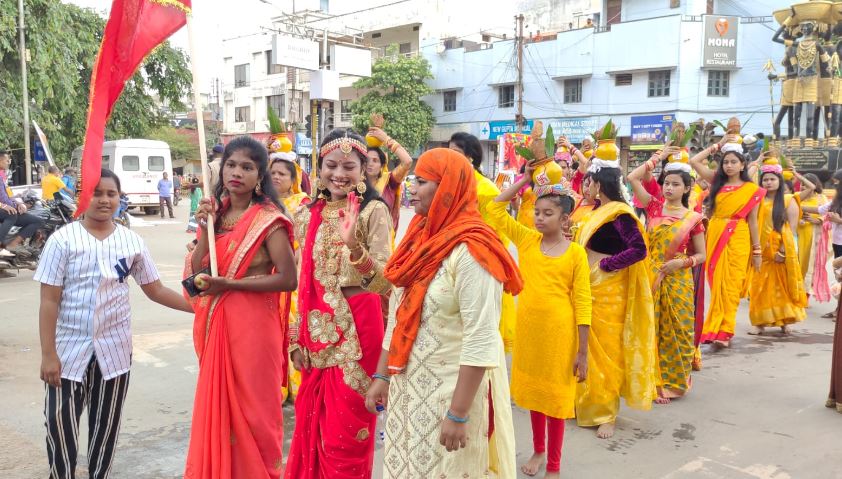 You are currently viewing Jagdalpur Navratri News नवरात्र के दूसरे दिन भक्तों ने महादेव घाट से निकाली चुनरी यात्रा