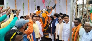 Read more about the article BJP workers भाजपा कार्यकर्ताओं द्वारा किया गया अध्यक्ष और नेता प्रतिपक्ष का आतिशबाजी और फूल मालाओं से जोशीला स्वागत